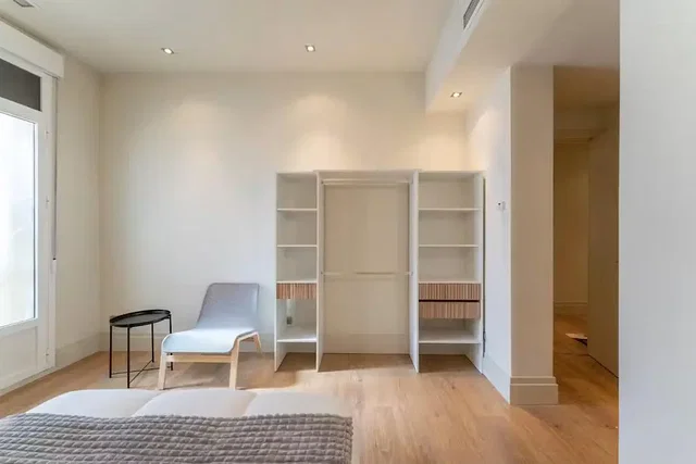 Dormitorio; suelo de madera, luz natural