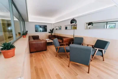 Salón; suelo de madera, luz natural
