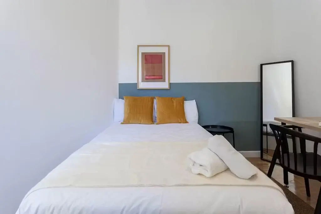 Yatak odası; doğal ışık, modern stil