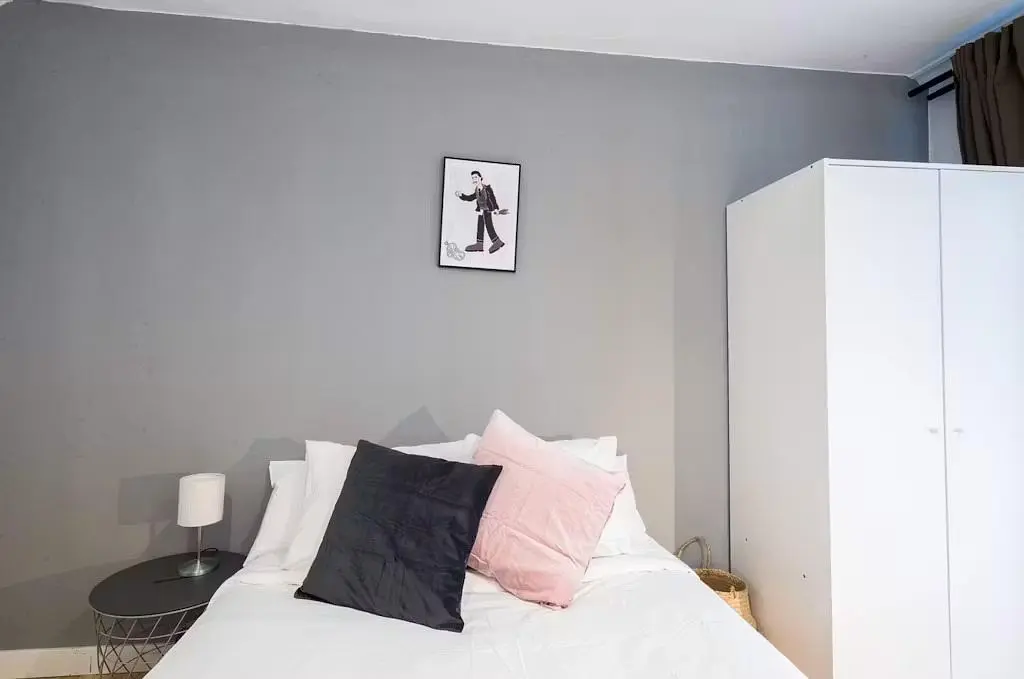 Spavaća soba; prirodno svjetlo, moderni stil