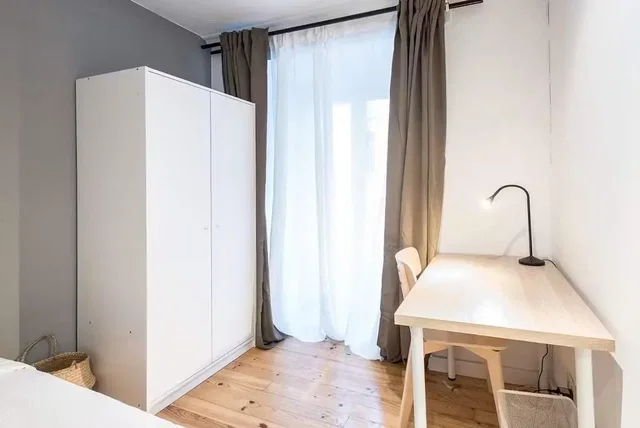Dormitorio; suelo de madera, luz natural