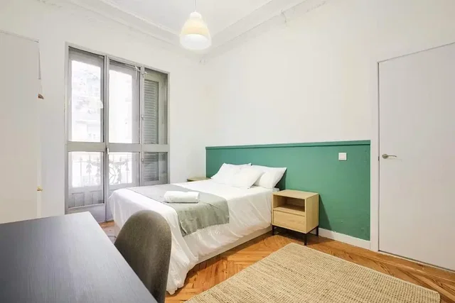 Dormitorio; suelo de madera, luz natural