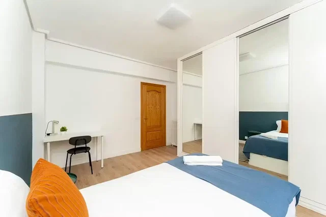 Dormitorio; suelo de madera, luz natural