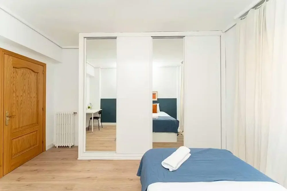 Schlafzimmer; holzboden, tageslicht