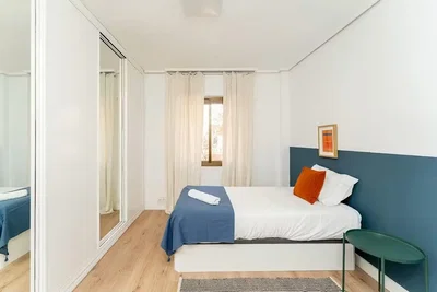 Schlafzimmer; holzboden, tageslicht