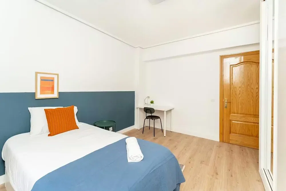 Schlafzimmer; holzboden, tageslicht