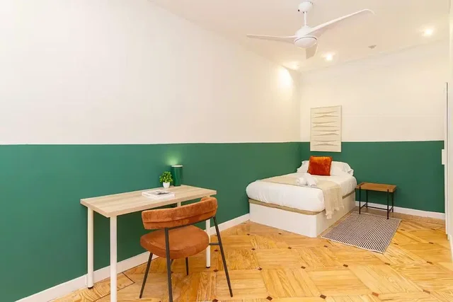 Dormitorio; suelo de madera, luz natural