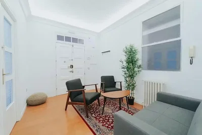 Sala de estar; luz natural, chão de madeira