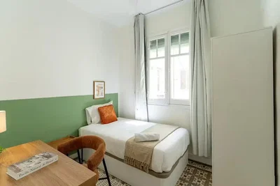 Camera da letto; luce naturale, pavimento in legno