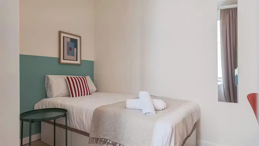 Camera da letto; luce naturale, stile moderno