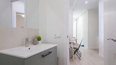 Bagno; pavimento in piastrelle, luce naturale, ristrutturato