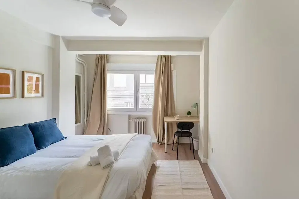 Schlafzimmer; tageslicht, moderner stil