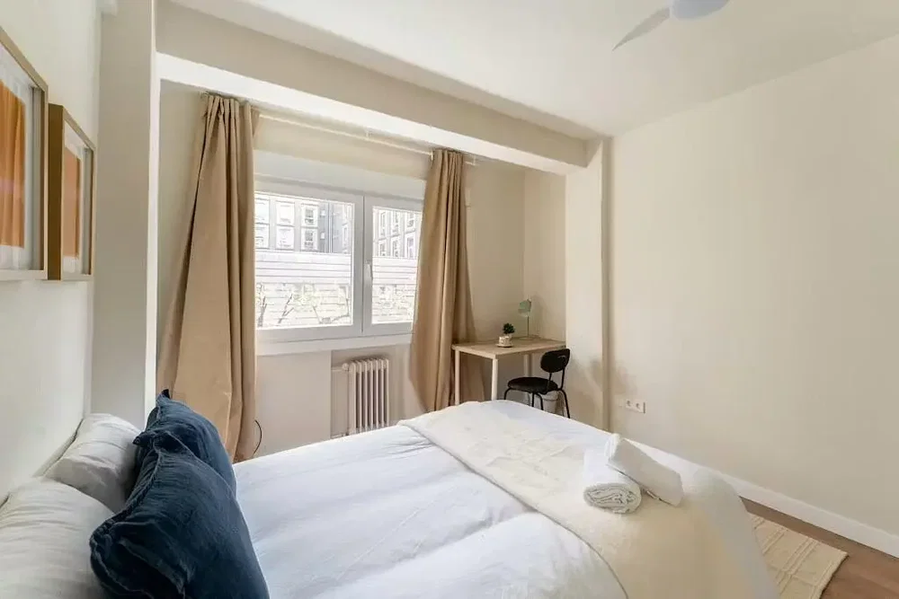 Schlafzimmer; tageslicht, holzboden