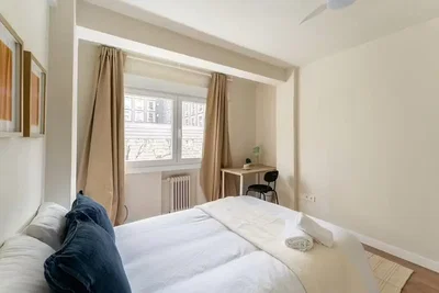Schlafzimmer; tageslicht, holzboden