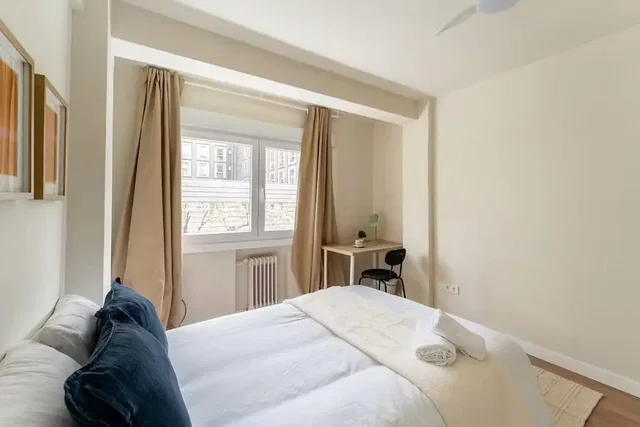 Dormitorio; luz natural, suelo de madera