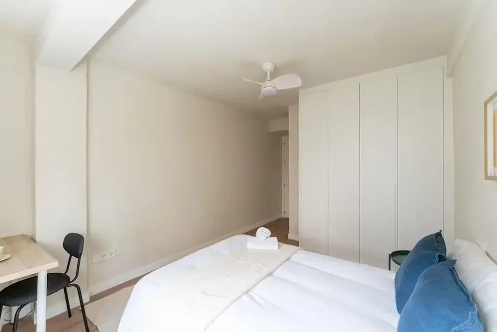 Schlafzimmer; tageslicht, holzboden