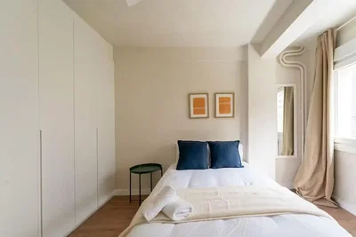 Schlafzimmer; tageslicht, holzboden