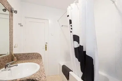 Baño; luz natural, suelo de baldosas