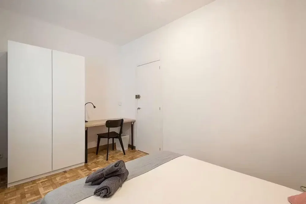 Dormitorio; suelo de madera, luz natural