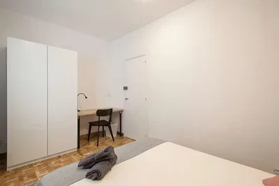 Dormitorio; suelo de madera, luz natural
