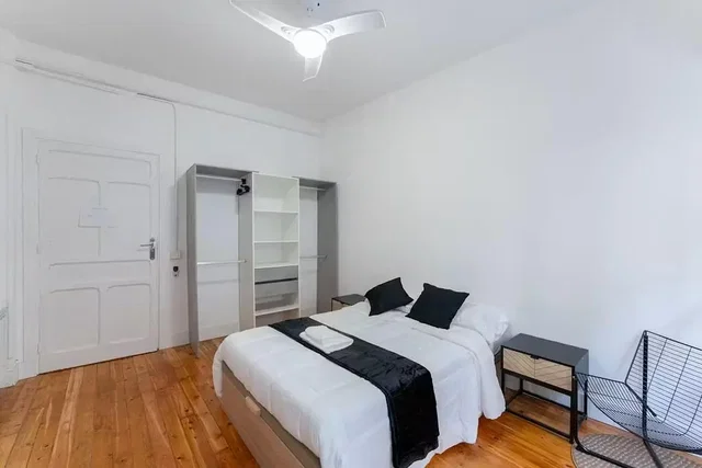 Dormitorio; suelo de madera, luz natural