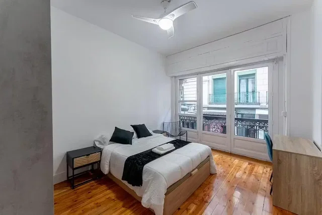 Dormitorio; suelo de madera, luz natural