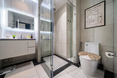 Banyo; fayans zemin, doğal ışık