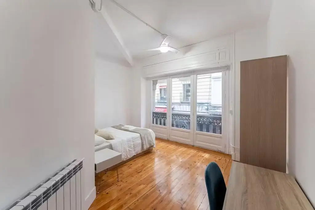 Camera da letto; pavimento in legno, luce naturale