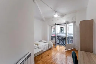 Camera da letto; pavimento in legno, luce naturale