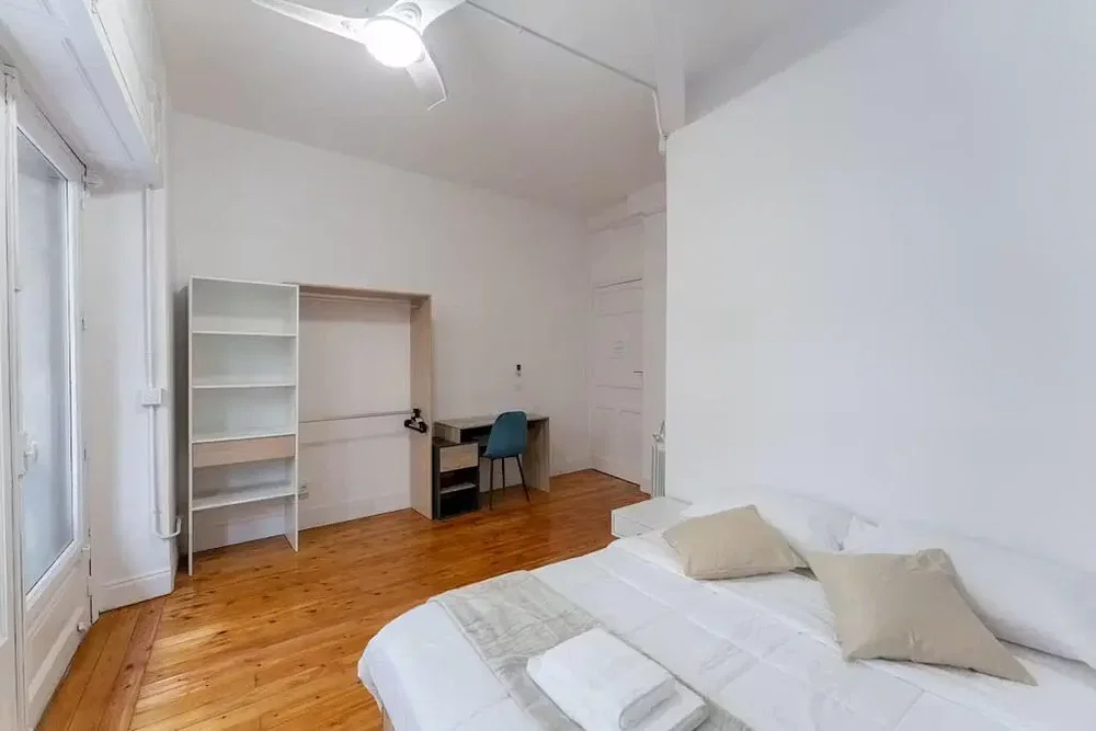 Camera da letto; pavimento in legno, luce naturale