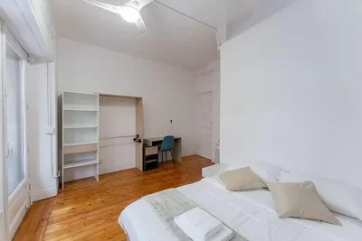 Camera da letto; pavimento in legno, luce naturale