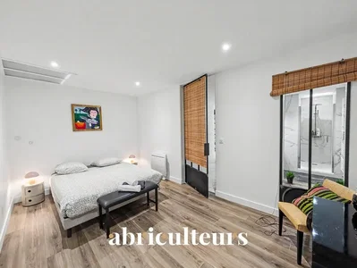 Schlafzimmer; holzboden, tageslicht