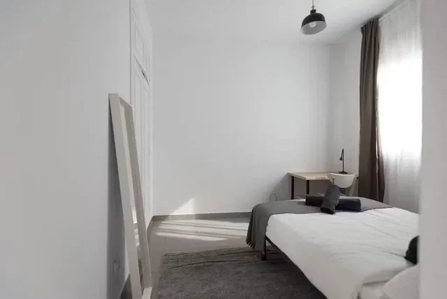 Dormitorio; luz natural, suelo de madera