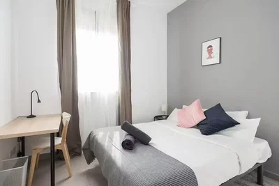 Yatak odası; doğal ışık, modern stil