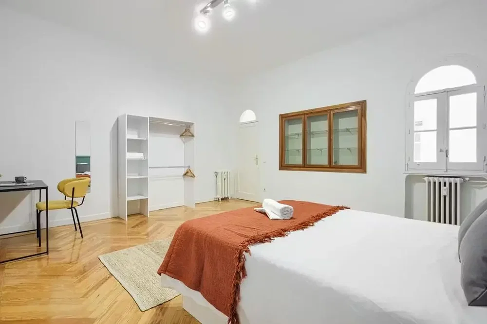 Spavaća soba; drveni pod, prirodno svjetlo