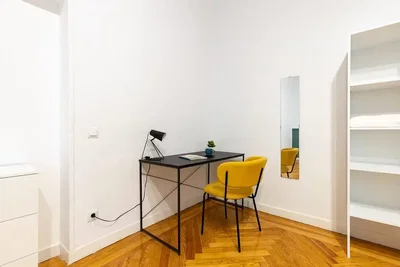 Spavaća soba; drveni pod, prirodno svjetlo