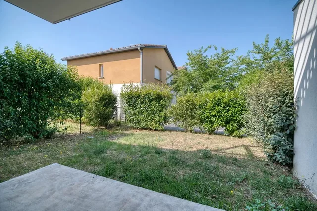 Haus und umgebung; tageslicht, renovierungsbedürftig