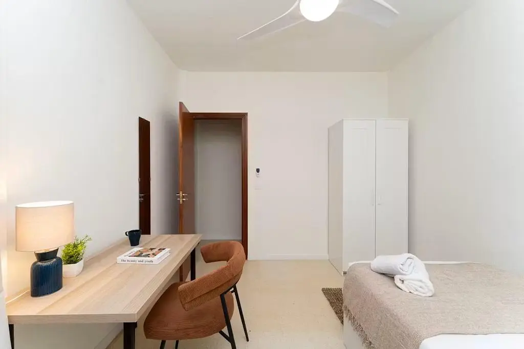 Spavaća soba; prirodno svjetlo, moderni stil