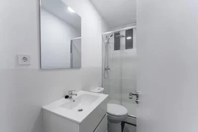 Banyo; tadilatlı, doğal ışık, fayans zemin