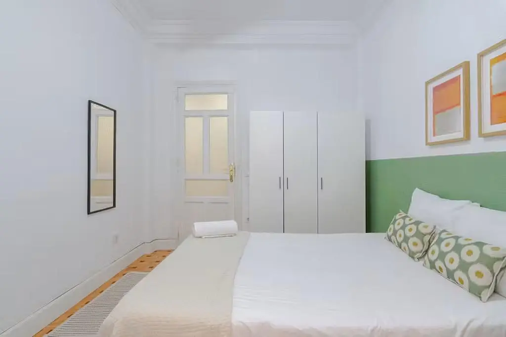 Camera da letto; luce naturale, pavimento in legno