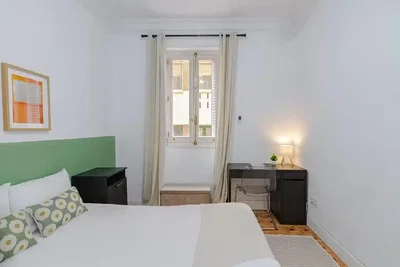Camera da letto; luce naturale, pavimento in legno