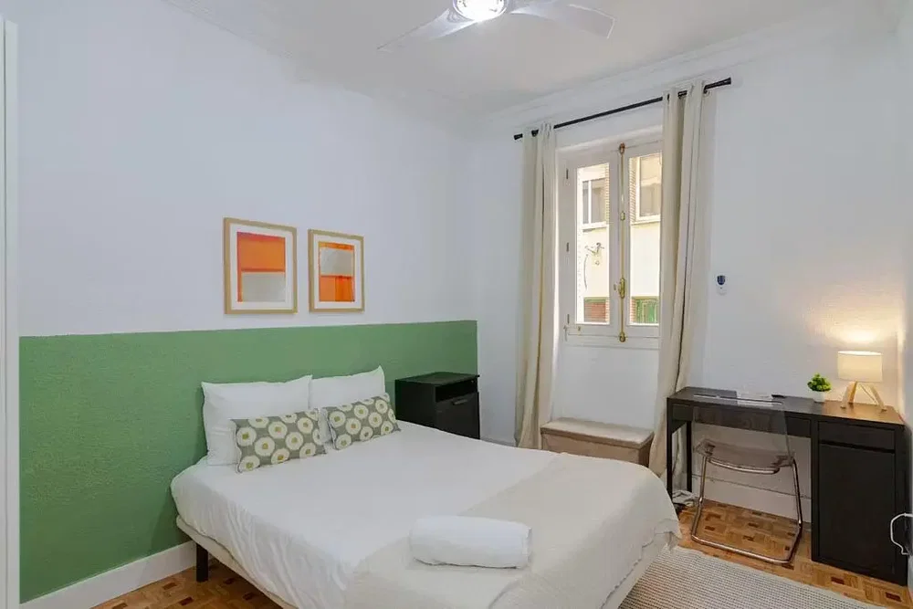 Camera da letto; luce naturale, pavimento in legno