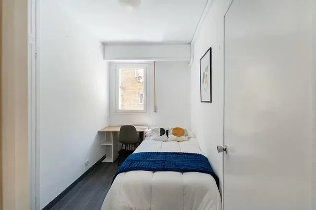 Dormitorio; luz natural, suelo de madera