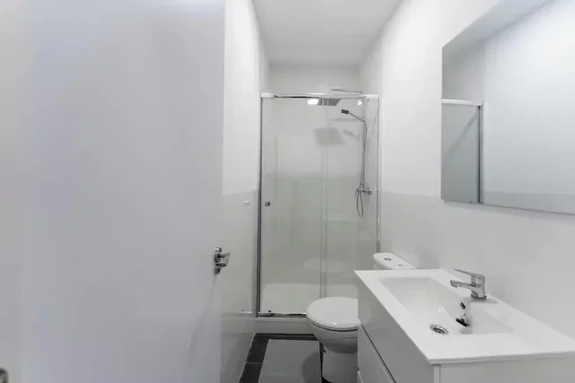 Baño; suelo de baldosas, luz natural