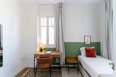 Ložnice; přirozené světlo, moderní styl