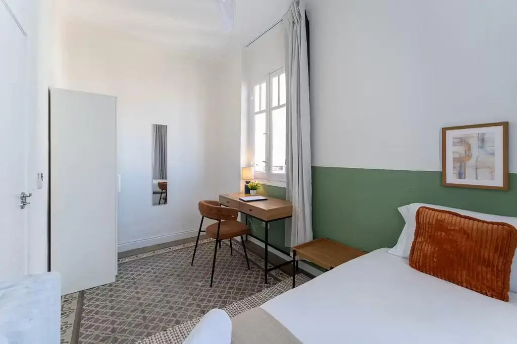 Ložnice; přirozené světlo, moderní styl