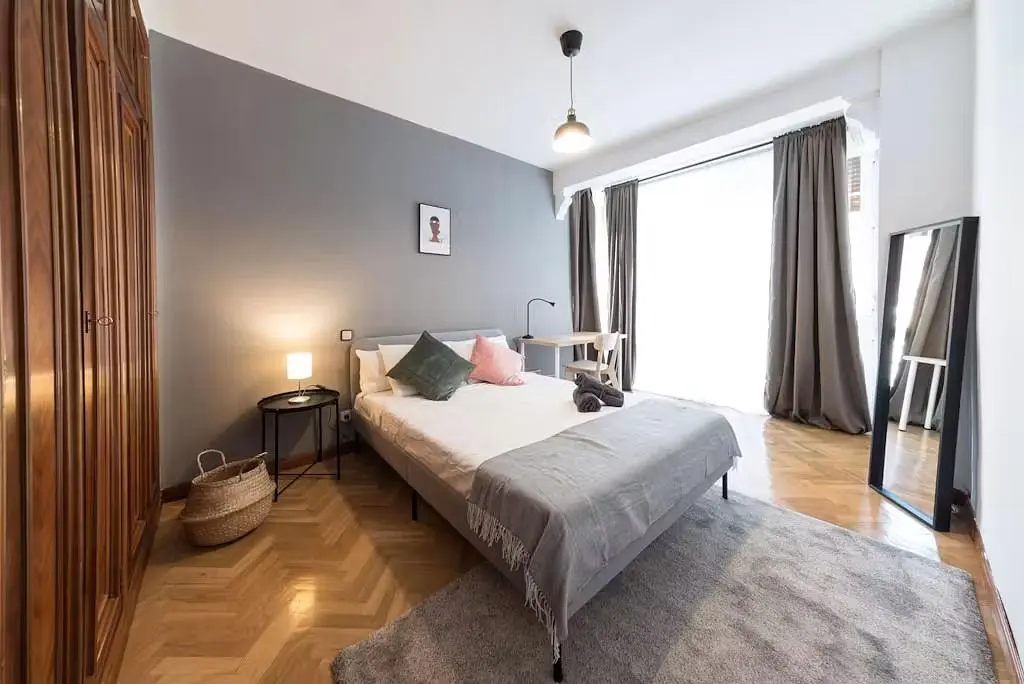 Schlafzimmer; holzboden, tageslicht