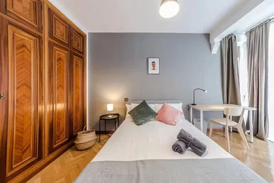 Schlafzimmer; holzboden, tageslicht