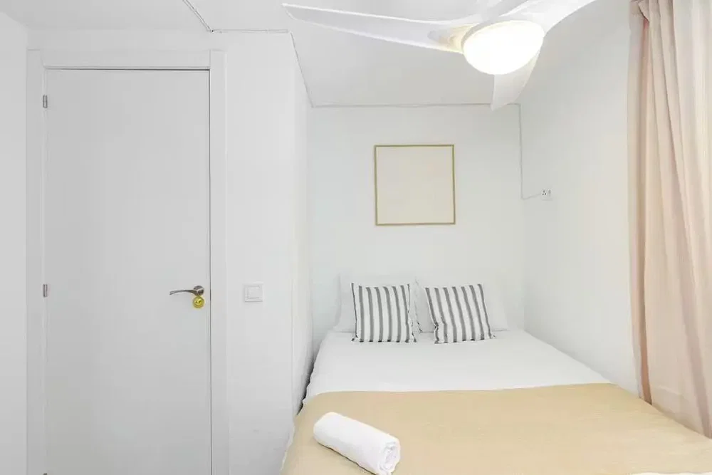 Ložnice; přirozené světlo, moderní styl