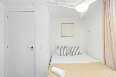 Ložnice; přirozené světlo, moderní styl